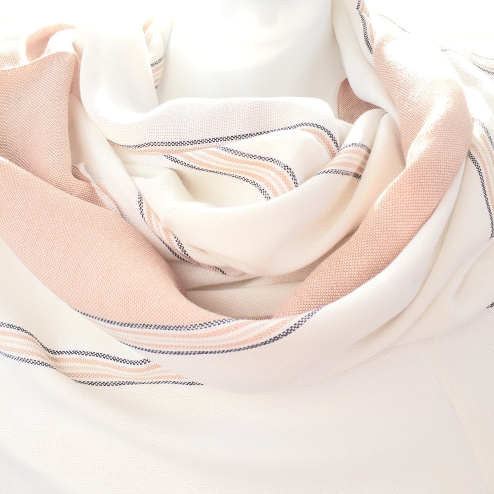Andean - Beautiful knitted scarf with fine threads
